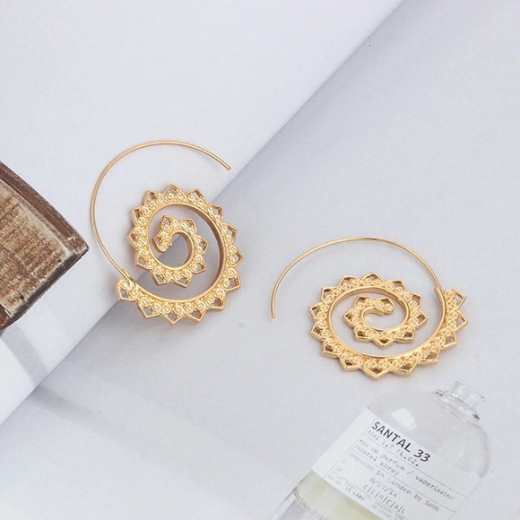 Jewelry - 𝕙𝕡! BOGO! Gold Spiral Heart Earrings